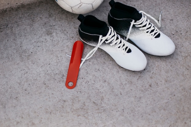 Футбольная обувь и мяч