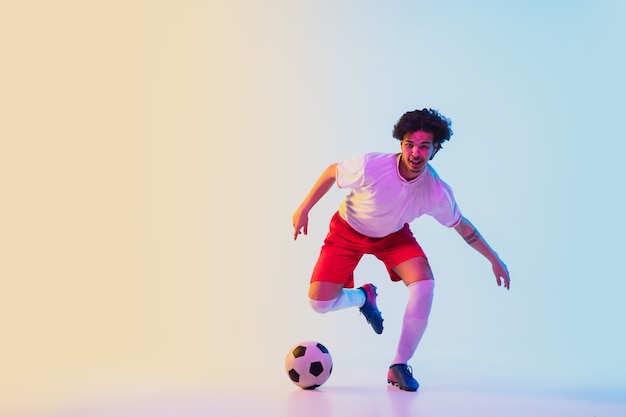 Foto gratuita giocatore di calcio o di calcio sfumato alla luce al neon