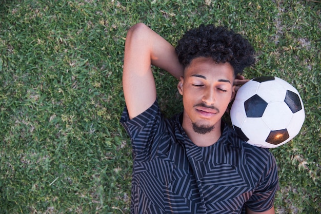 Football sportsman having break on football field