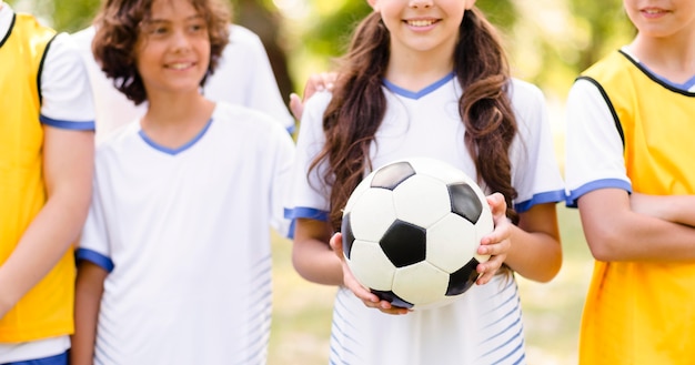 Foto gratuita compagni di squadra di calcio che vogliono fare una partita