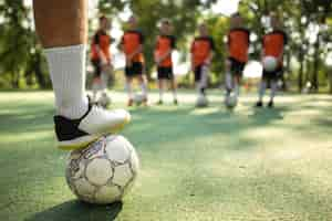 Foto gratuita allenatore di calcio che insegna ai suoi alunni