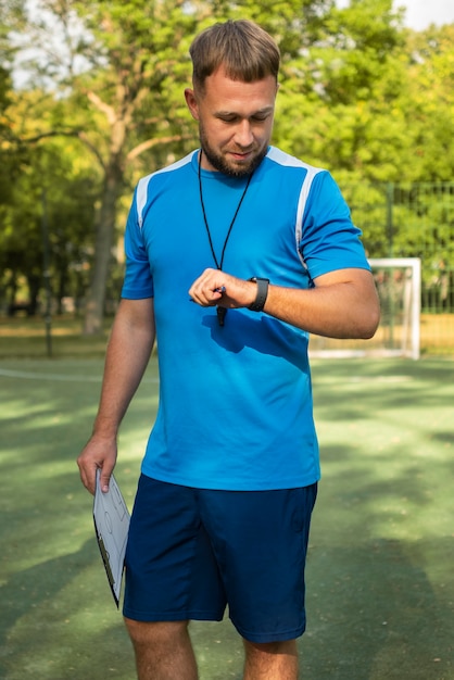 Allenatore di calcio che insegna ai suoi alunni