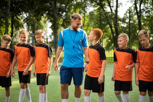 Allenatore di calcio che insegna ai suoi alunni