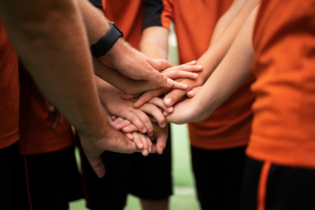 Allenatore di calcio che insegna ai suoi alunni