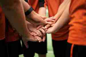 Foto gratuita allenatore di calcio che insegna ai suoi alunni