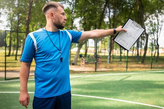 Allenatore di calcio che insegna ai suoi alunni