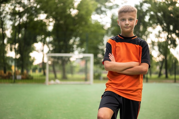 Foto gratuita allenatore di calcio che insegna ai suoi alunni