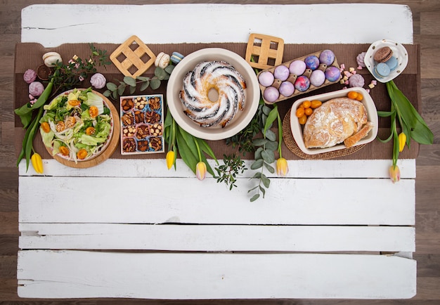 無料写真 お食事を添えてお祝いイースターテーブル。イースター休暇のコンセプトです。平置き