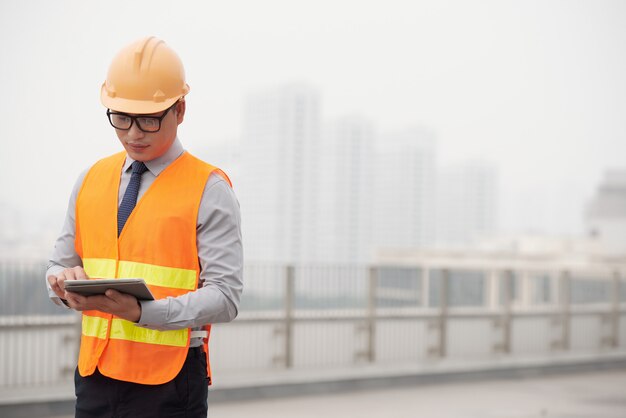 Foreman with digital tablet