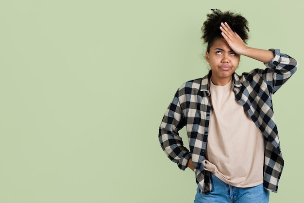 Free photo forgetful woman posing with copy space