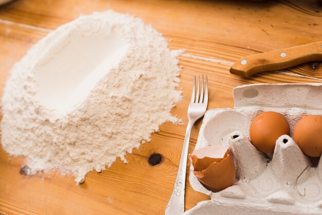 卵と小麦粉の近くのフォーク