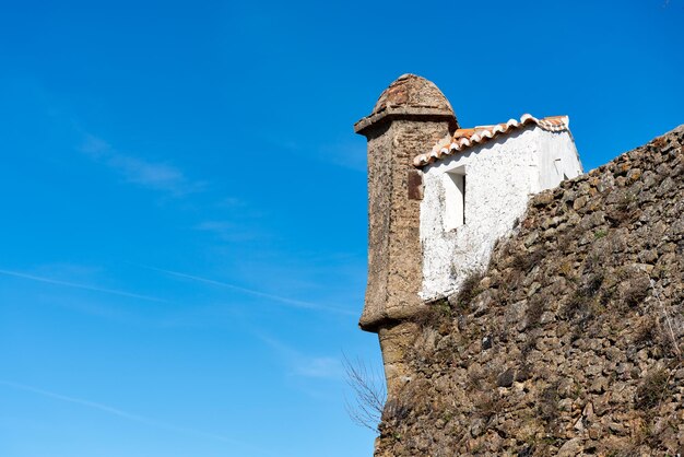 Смотровая площадка на крепость с домиком рядом с каштелу-де-виде, португалия