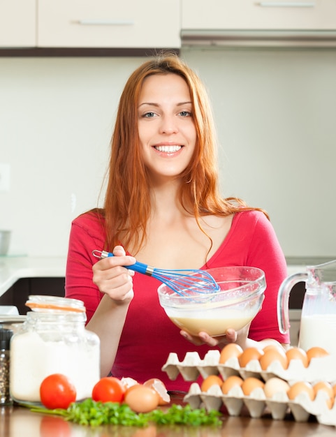 Free photo foul casual girl looking indoors