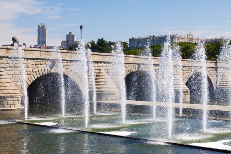 Free Photo fountains and bridge over manzanares river in madrid