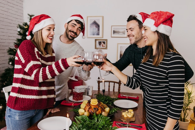 Foto gratuita quattro amici a cena di natale