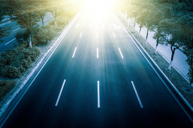 Foto gratuita autostrada a quattro corsie