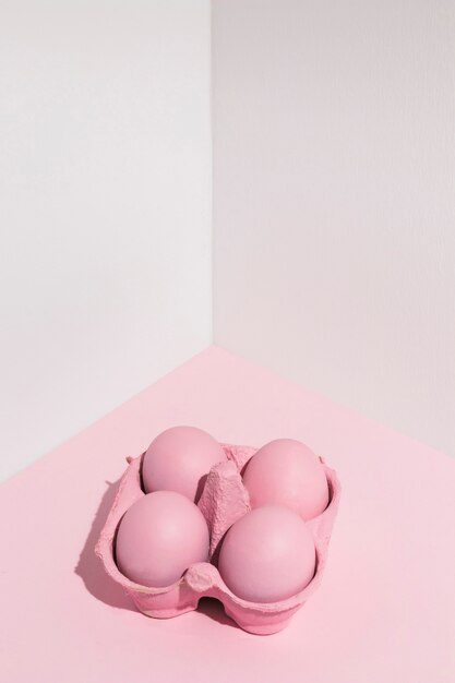테이블에 선반에 4 개의 분홍색 부활절 달걀