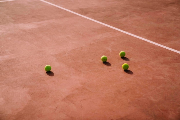 Четыре теннисных мяча на корте