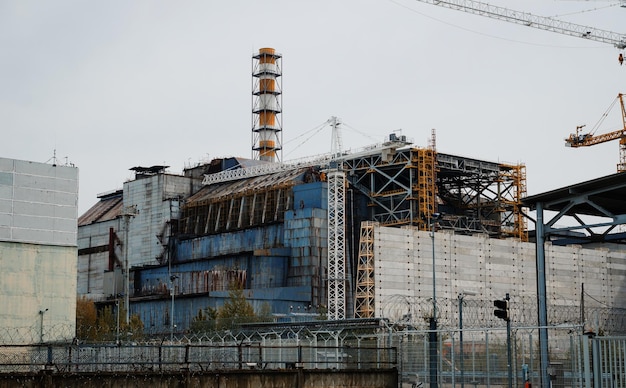 Четвертый блок Чернобыльской АЭС через 30 лет после взрыва на АЭС