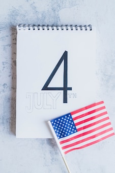 7 월 표시와 미국 국기