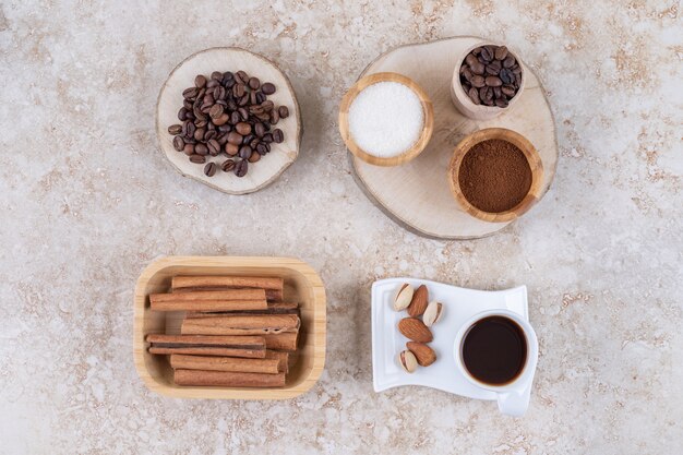, 계피, 커피, 설탕 및 견과류와 함께 향기로운 배열