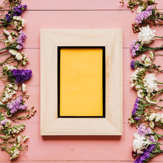 Foto gratuita cornice e fiori disposti