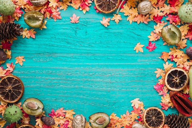 Free photo frame autumn background with leaves and organic food