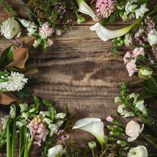 Cornice di fiori su fondo in legno