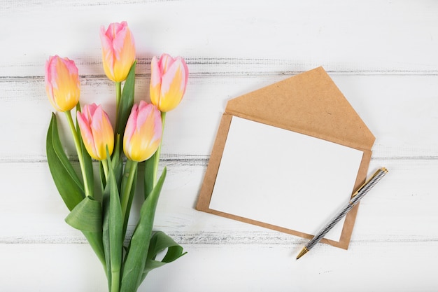 Foto gratuita lettera di telaio e bouquet di tulipani