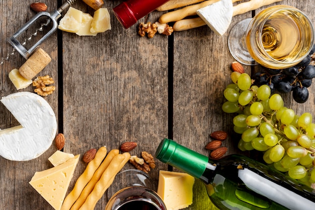 Cornice di bottiglia di vino, bicchiere e merenda