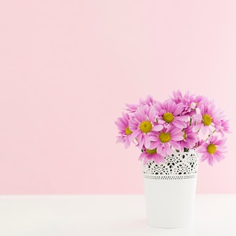 花瓶とコピースペースの花を持つフレーム
