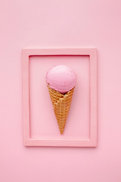 Бесплатное фото Рамка с мороженым на конус