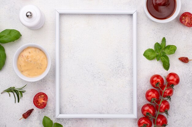 Foto gratuita cornice con pomodori e salsa