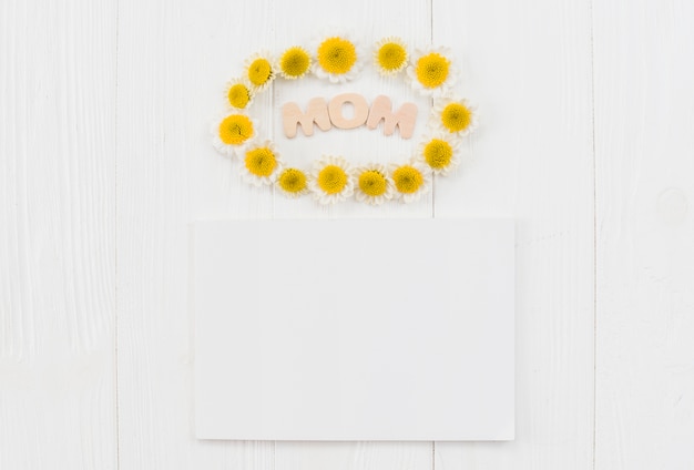 Free photo frame with word mom and camomiles