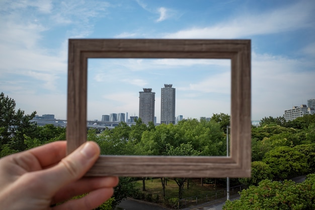 Framing landscape while traveling