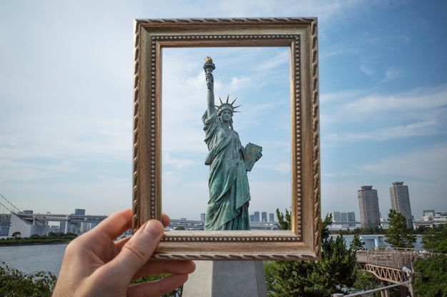 Free photo framing landscape with statue of liberty