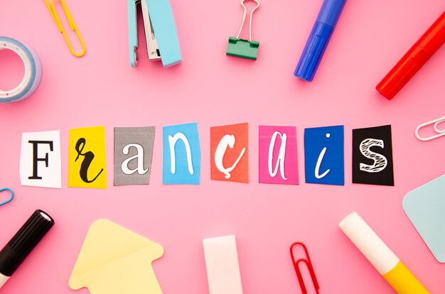 francais lettering on pink background