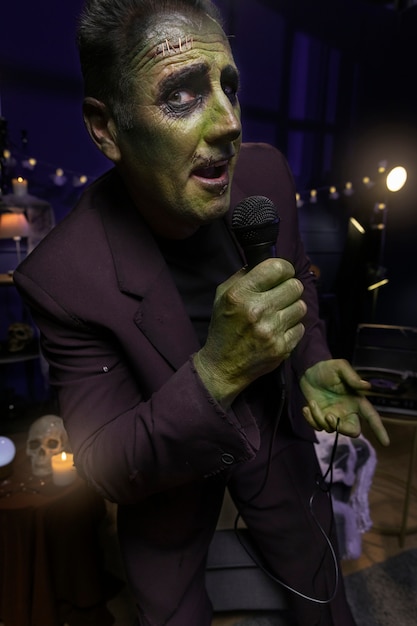 Frankenstein che canta con microfono a campo medio