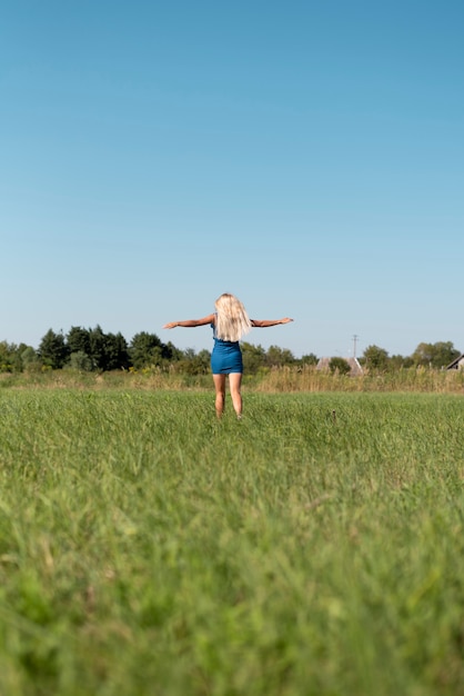 Foto gratuita concetto di libertà con una donna bionda nella natura