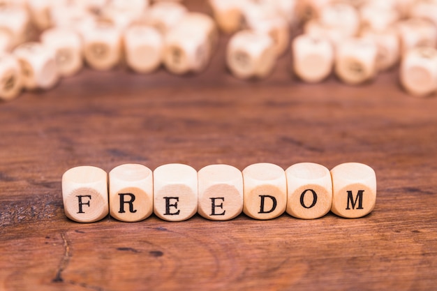 Слово свободы написанное на деревянных кубиках над столом