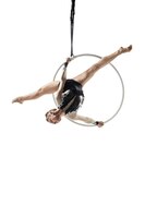 La libertà. giovane acrobata, atleta del circo isolato su sfondo bianco studio. allenamento perfetto equilibrato in volo, artista di ginnastica ritmica che si esercita con l'attrezzatura. grazia nelle prestazioni.