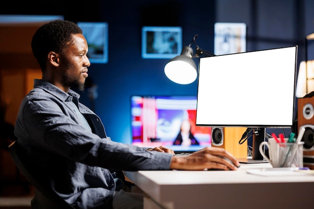 Free photo freelancer looking at white blank screen on pc at home