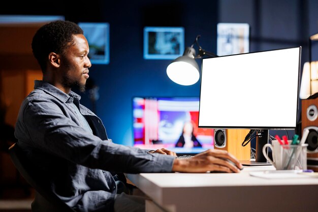 Freelancer looking at white blank screen on pc at home