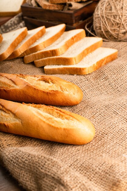 テーブルクロスにパンのスライスとフランスのバゲット