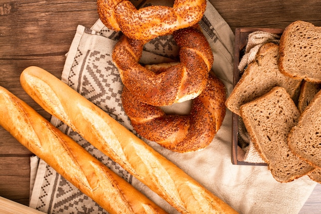 Foto gratuita baguette francese con bagel turchi e fette di pane in scatola