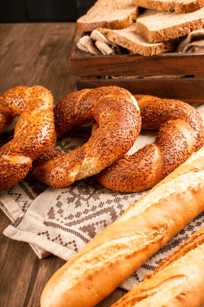 Foto gratuita baguette francese con bagel turchi e fette di pane in scatola