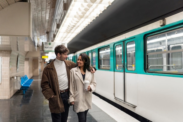 Французская пара ждет поезд метро