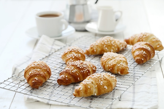 朝食にフランスのクロワッサン