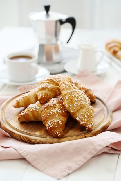 朝食にフランスのクロワッサン