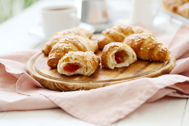 朝食にフランスのクロワッサン